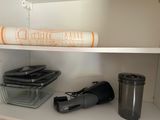 une étagère sur laquelle sont posés tout un tas de produits alimentaires