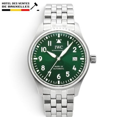 un gros plan d'une montre-bracelet au cadran vert