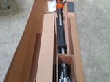 une boîte avec des outils à l'intérieur sur le sol