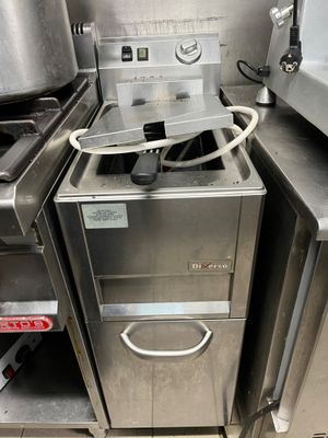 Plusieurs appareils électroménagers en acier inoxydable sont alignés dans une cuisine
