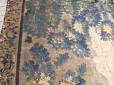 un tapis orné d'un motif floral bleu et jaune