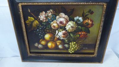 une photo d'un tableau représentant des fleurs et des fruits posés sur une table