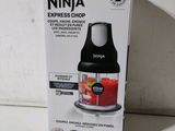 une boîte contenant un hachoir-mixeur Ninja Express posée sur le plan de travail
