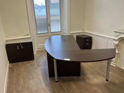 Bureau en mélaminé imitation bois foncé, 240 x 160 cm env.