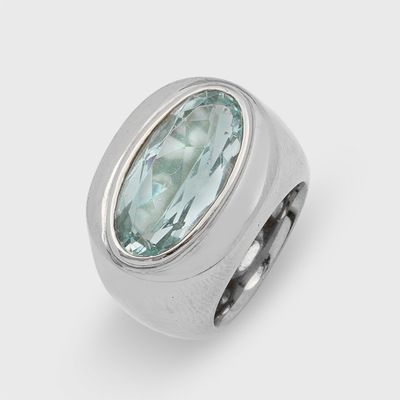 Gros plan sur une bague contenant une pierre verte