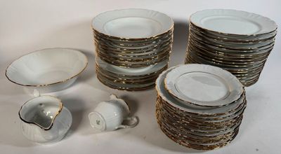 beaucoup d'assiettes et de tasses sur la table