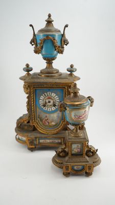 une horloge bleue et dorée posée sur une table