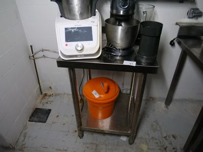 une image d'une cuisine avec un mixeur et d'autres appareils électroménagers