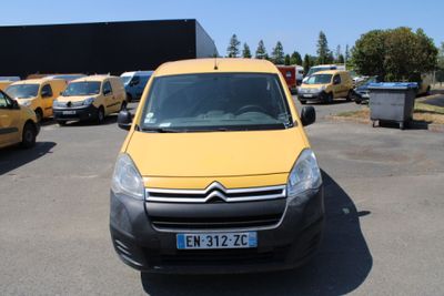 une camionnette jaune garée sur un parking à côté d'autres voitures