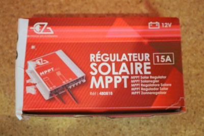 la boîte est ouverte sur la table avec son contenu