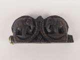 paire d'éléphants sculptés posés sur un socle en bois, sur un fond blanc