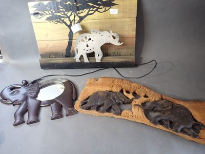 3 articles en bois à décor d'éléphants : miroir, lampe mural…