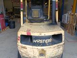 un chariot élévateur à fourche garé dans un garage