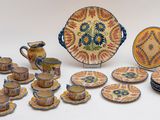 de nombreuses assiettes, tasses et soucoupes posées sur une table