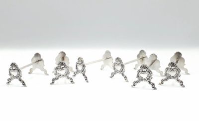 un lot de quatre paires de boucles d'oreilles en argent ornées de chevaux