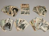 de nombreuses vieilles photos d'hommes et de femmes posées sur la table