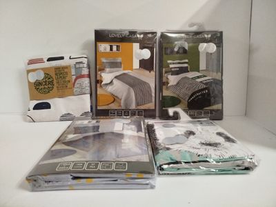 trois livres posés sur une table
