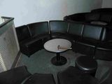des chaises en cuir noir et une table ronde dans une pièce