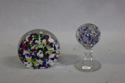 deux vases en verre posés l'un à côté de l'autre sur une table