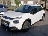 une voiture blanche garée dans un parking