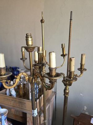 un grand chandelier en laiton surmonté de cinq bougies