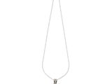 un collier en argent avec un pendentif carré au bout d'une chaîne