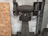 une machine posée sur une table dans une pièce