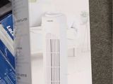 emballage d'un purificateur d'air blanc posé sur un bureau