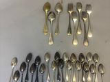 beaucoup de cuillères et de fourchettes en argent sur la table