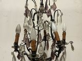 un lustre orné de nombreux éléments en verre suspendus