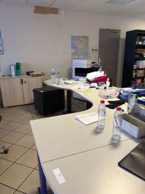 une pièce dans laquelle se trouvent un bureau, une chaise et une bibliothèque