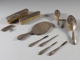 beaucoup d'argenterie sur une table, avec des cuillères et des brosses