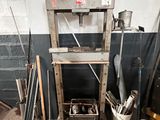 une machine placée au milieu d'une pièce