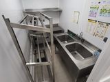 un évier en inox dans une petite cuisine