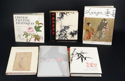 cinq livres posés sur une table noire, sur fond noir