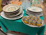 de nombreuses assiettes et verres posés sur une table recouverte d'une nappe bleue