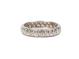 un gros plan d'une bague en or blanc sertie de diamants
