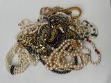 un tas de perles et d'autres bijoux posés sur une table