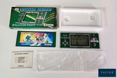 une console Nintendo et une manette dans la boîte