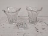 deux vases en verre posés sur une table en marbre