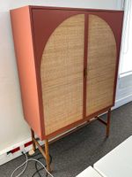 Armoire en bois laqué ocre et cannage naturel, ouvrant à deu… (photo 3)
