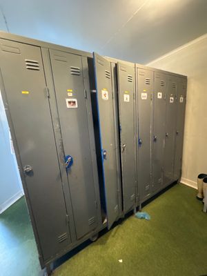 plusieurs casiers sont alignés dans une pièce