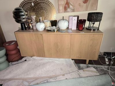 une photo d'un salon avec beaucoup d'objets posés sur la table