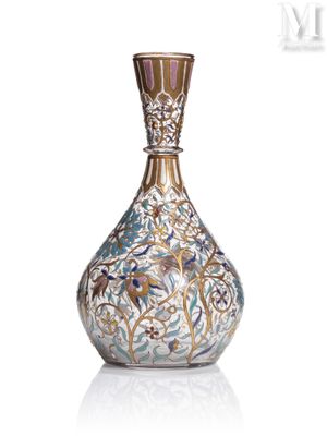 une image représentant un vase décoratif en verre posé sur une surface blanche
