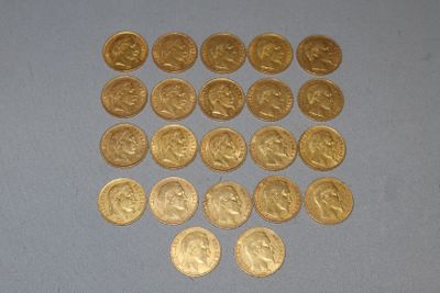 beaucoup de pièces d'or sur la table