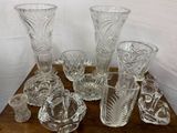 de nombreux vases en verre posés sur une table en bois