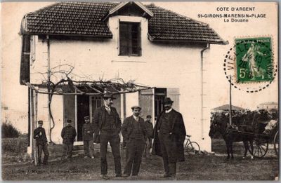 deux hommes debout devant une maison, avec une calèche tirée par un cheval