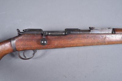 un vieux fusil avec un canon en bois et des viseurs métalliques