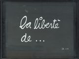 photographie en noir et blanc d'un tableau noir sur lequel sont inscrits les mots « la liberté de »