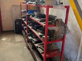 un porte-outils dans un garage comportant de nombreuses étagères